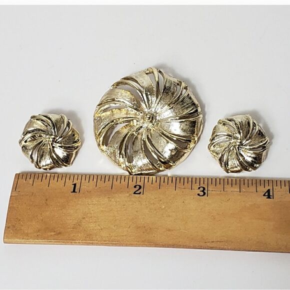 VINTAGE Swirl Pinwheel Brooch & Clip-on Earrings Set - Picture 4 of 6